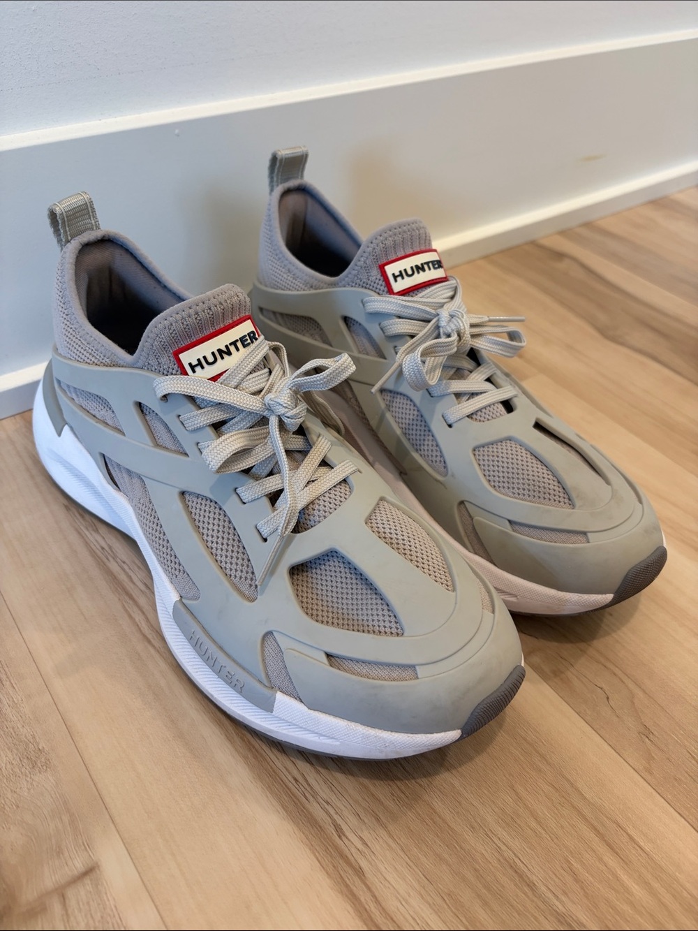 Hunter Tulip Gray Water-Resistant Sneakers Women’s Size 10